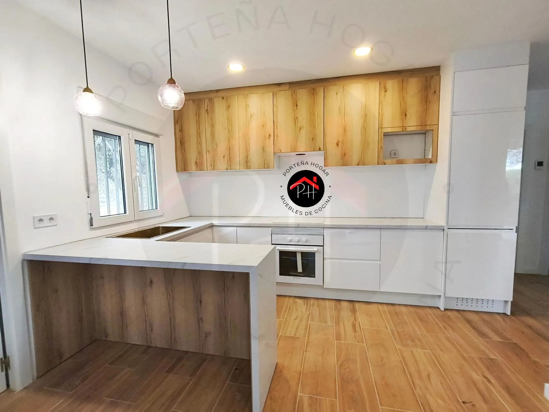 Cocina abierta con muebles altos en acabado madera, frentes blancos brillantes y península con encimera clara en cascada